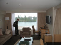 20061129 NZ 004 Living Room in our Suite overlooking Lake Wakatipu.jpg (1150096 bytes)