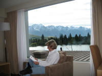 20061202 NZ 004 Nancy reads in living room.jpg (2314519 bytes)