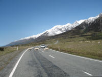 20061202 NZ 030 sheep crossing road.jpg (3234200 bytes)