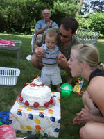 20070630 CGA Bday (092)v Mommy blows candle.jpg (2858600 bytes)