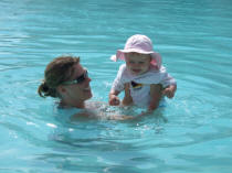 20070711 Bermuda 026 Tess cools in pool.jpg (2980264 bytes)