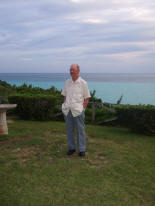 20070711 Bermuda 065v Glen on grass.jpg (2857165 bytes)