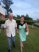 20070711 Bermuda 074v Glen with granddaughter.jpg (1399054 bytes)