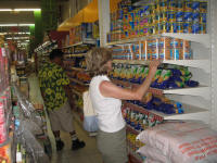 20061208 Tahiti 042 Moorea Champion Supermarket.jpg (3301785 bytes)